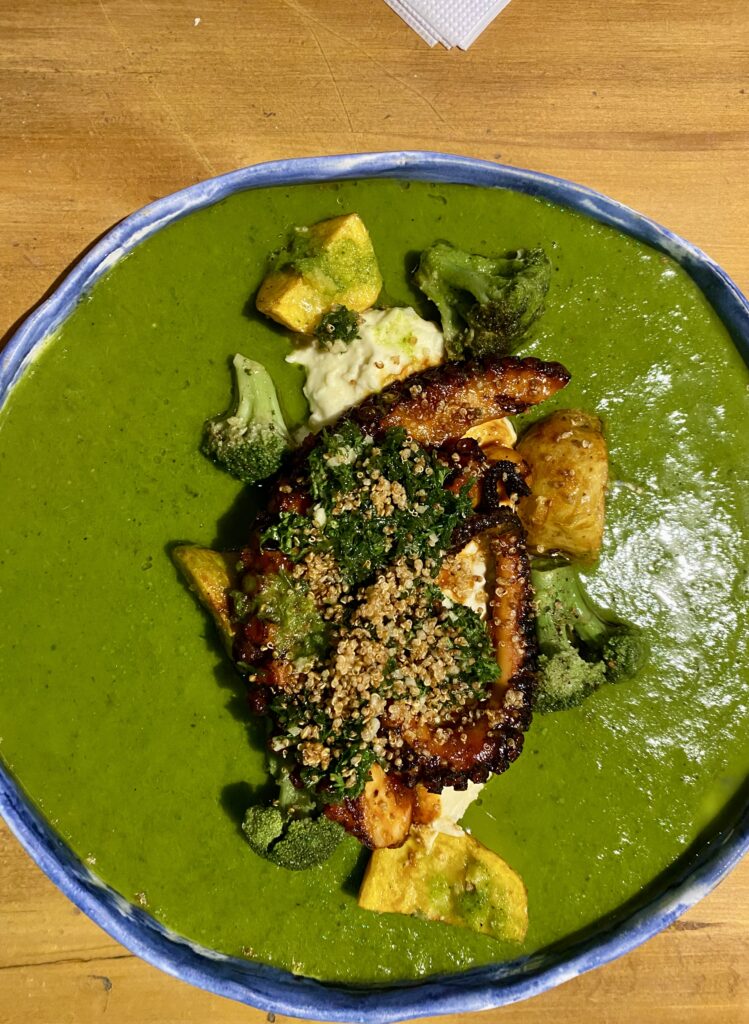 Agréablement surpris par cet endroit qui mérite d’être connu
Poulpe grillé, sauce à la coriandre, patate douce